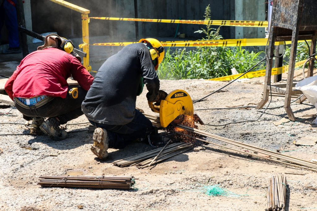 (引用 Unsplash タイトル:man using Dewalt miter saw photo by Ivan Henao URL:https://unsplash.com/photos/1-A9MDe6OtQ)